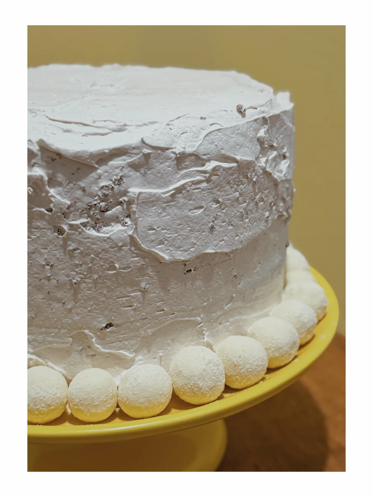 Bolo branco de festa — publicação de Caseirinhos da Sil